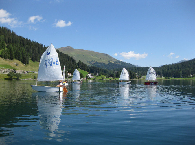 Davoser See_Boote_Wasser_(C)DestinationDavosKlosters